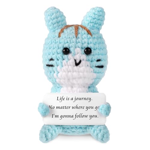 TOYMIS Lustige Positive Katze, 9cm Süße Gestrickte Katzenpuppe mit Inspirierender Karte Kreativ Positive Kartoffeln Positive Häkelpuppe Glücksgeschenk für Plüsch Geburtstagsfeier Ermutigung (Blau) von TOYMIS