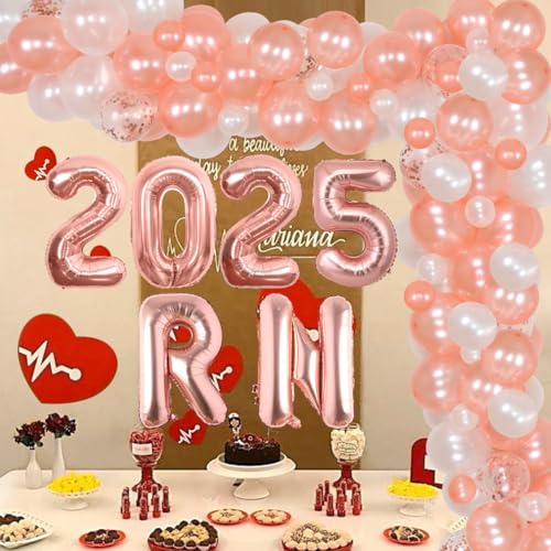 RN Abschlussdekorationen 2025 Roségold Krankenschwester-Themen-Abschlussballon-Girlande-Set mit rotgoldenen, weißen Latex-Luftballons, RN-Buchstaben, Zahl 2025, Folienballons, Krankenschwestern, von TWO WILD