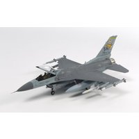 F-16CJ Fighting Falcon mit Zurüstteilen von Tamiya