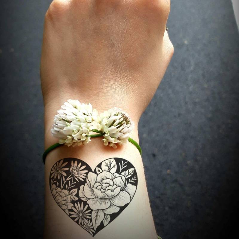 Temporäres Tattoo „Blumenherz" Für Frauen, Exklusives Handgezeichnetes Temporäres „Blumenherz" von TattooYourStyle