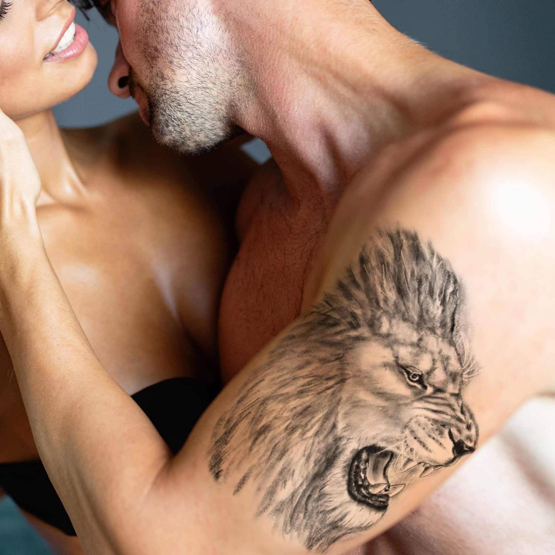 Temporäres Tattoo „Brüllender Löwe" Für Frauen Und Männer, Exklusives Handgezeichnetes Temporäres Löwe" von TattooYourStyle