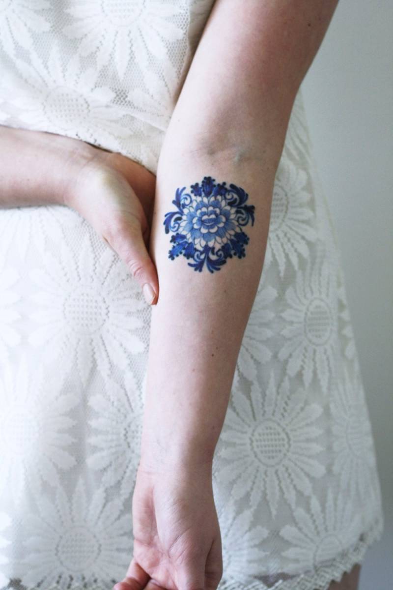 Delft Blau Temporäres Tattoo | Blumen Geschenkidee Blau Etwas Boho von Tattoorary