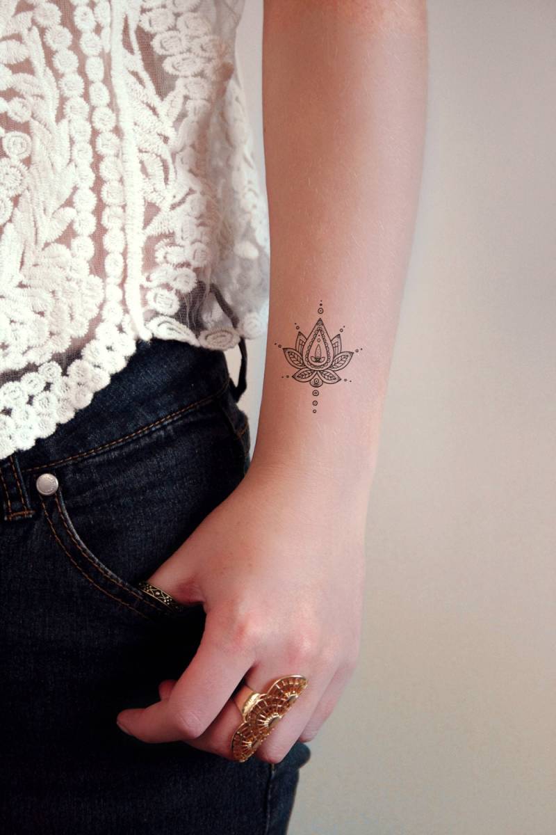 Lotus Temporäres Tattoo | Boho Schmuck Henna-Tattoo Henna-stil Geschenk Größe/Maße/Gewicht von Tattoorary