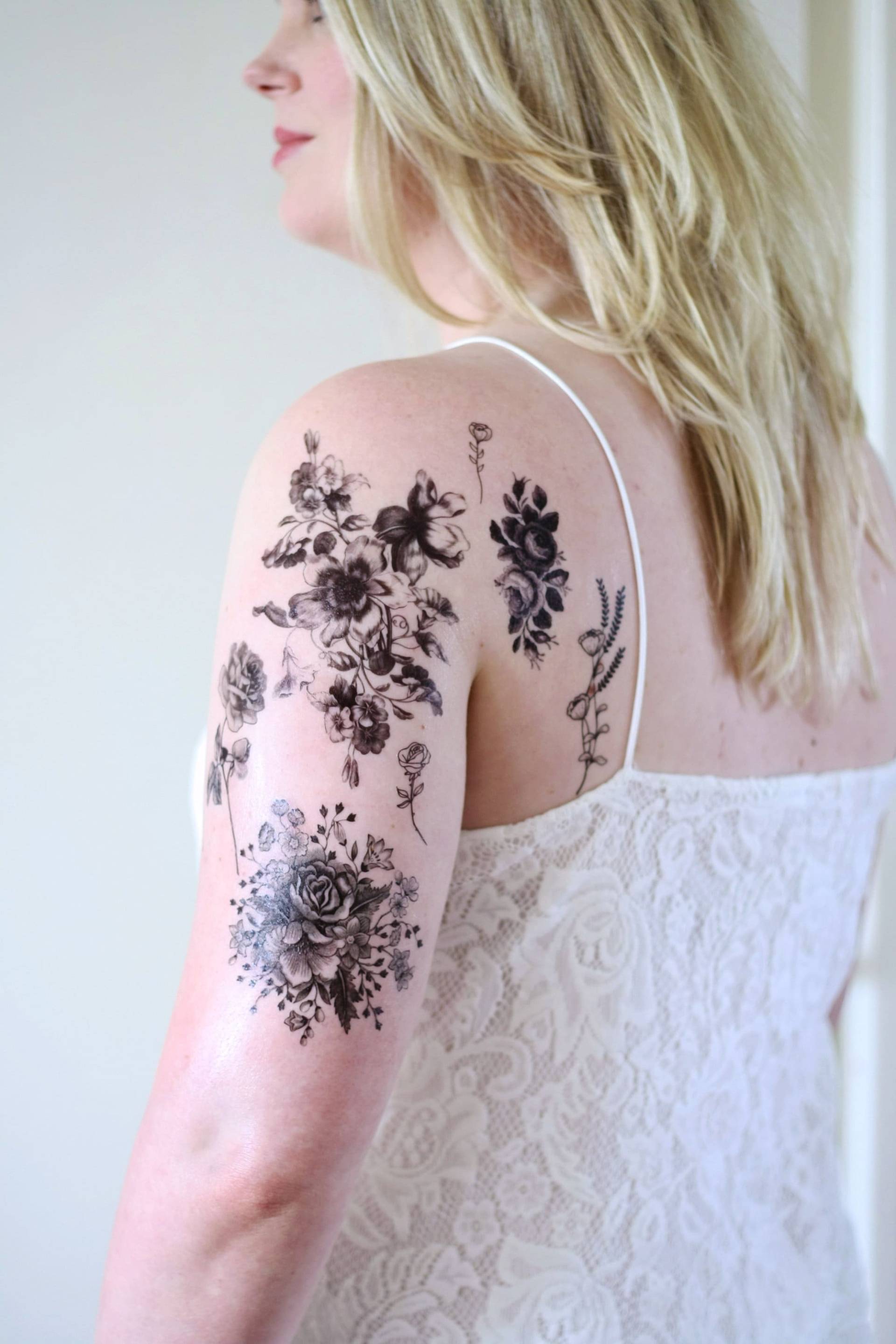 Schwarz-Weißes Florales Tattoo-Set | Vintage Blumen Temporäre Tattoos Schwarz Und Weiß Schwarze Rose Tattoo Set von Tattoorary