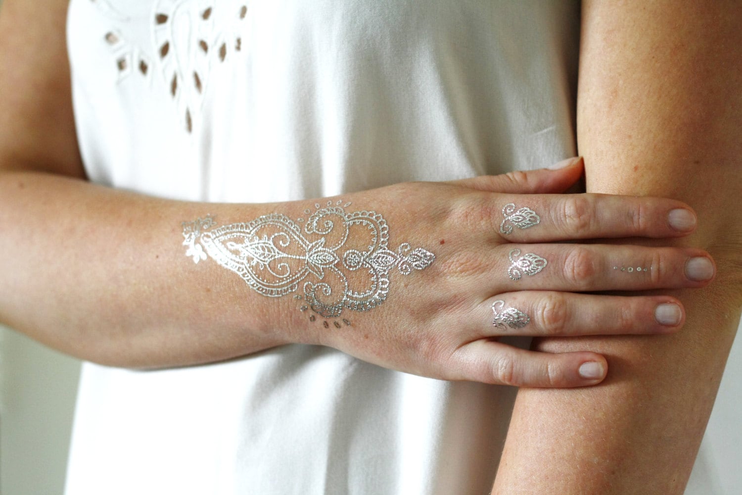 Silber Henna Temporäres Tattoo | Boho Henna-stil Geschenk Silber Handgemaltes von Tattoorary