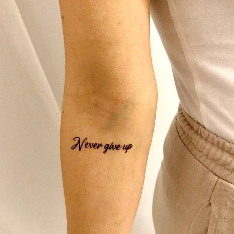 Never Give Up Temporäres Tattoo | 2Er Set/Zitat Schriftzug Fake von TemporaryTattooInc