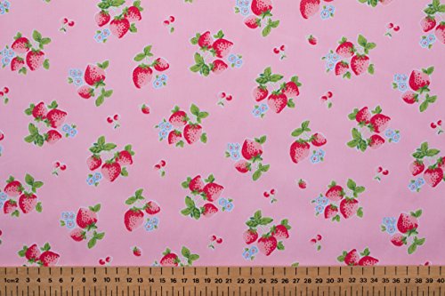 Erdbeeren auf farbigen Hintergründen – Poly Baumwolle Stoff Pink von The Fabric Centre