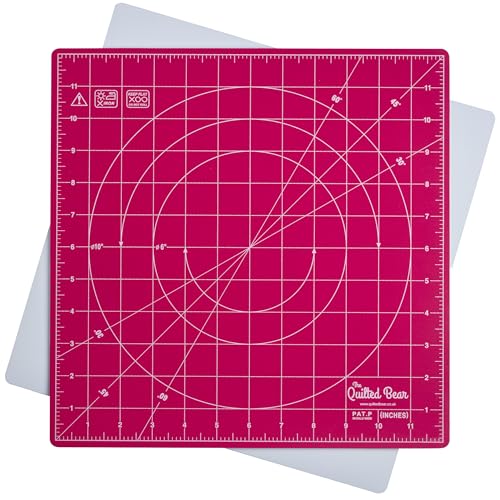 The Quilted Bear Rotierende Schneidematte, 30,5 x 30,5 cm - quadratisch, 360° drehbar, selbstheilende Matte mit innovativem Verriegelungsmechanismus zum Quilten und Nähen (Rosa) von The Quilted Bear