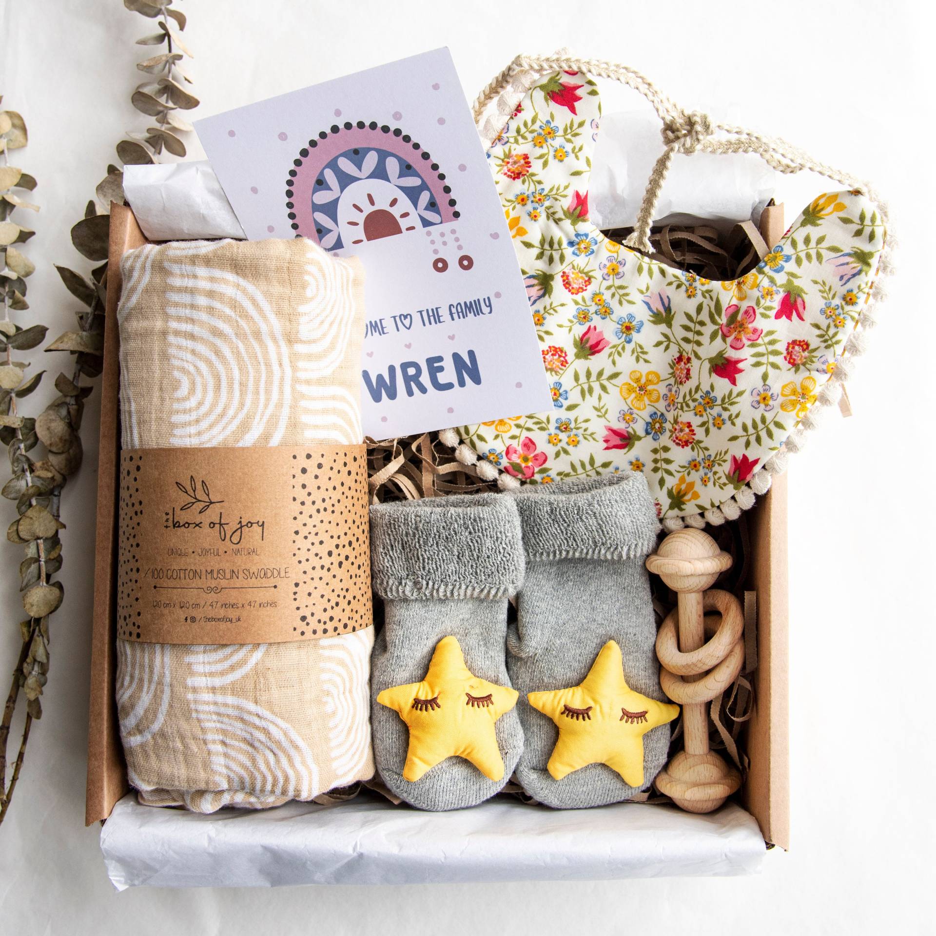 Little Star Unisex Geschenkbox, Wendelätzchen & Socken Set, Holzrassel Und Personalisierte Karte, Bio-Baby-Geschenk, Babypartygeschenk von TheBoxOfJoy