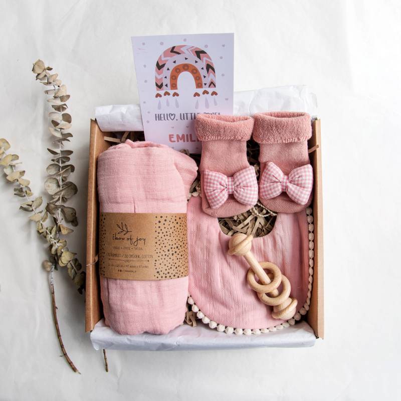 Rosa Baby-Geschenkbox, Wende-Lätzchen & Socken-Set, Holzrassel Und Personalisierte Karte, Bio-Baby-Geschenk, Babypartygeschenk von TheBoxOfJoy