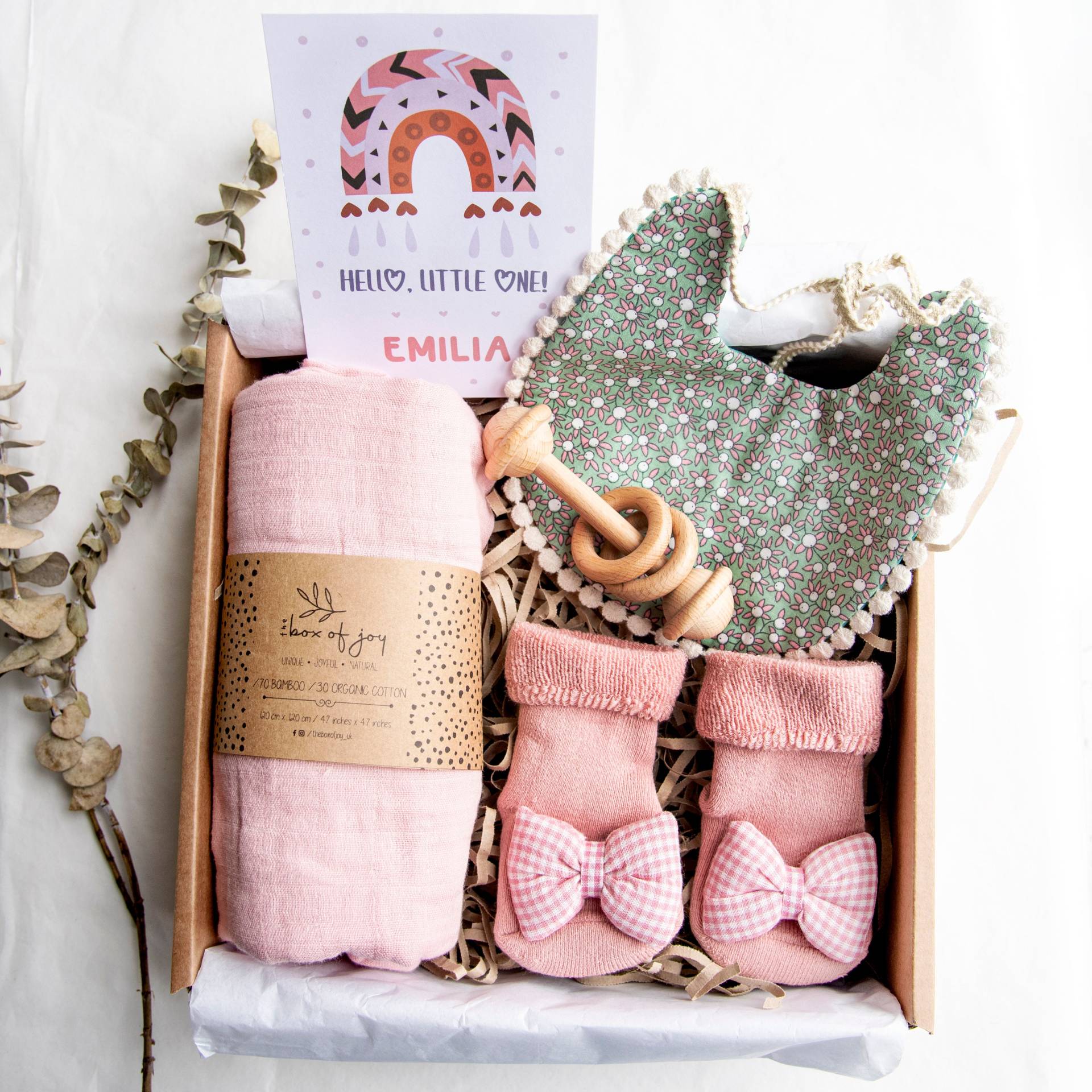 Rosa Baby-Geschenk-Box, Wendbare Lätzchen & Socken-Set, Holzrassel Und Personalisierte Karte, Bio-Baby-Geschenk, Baby-Dusche-Geschenk von TheBoxOfJoy