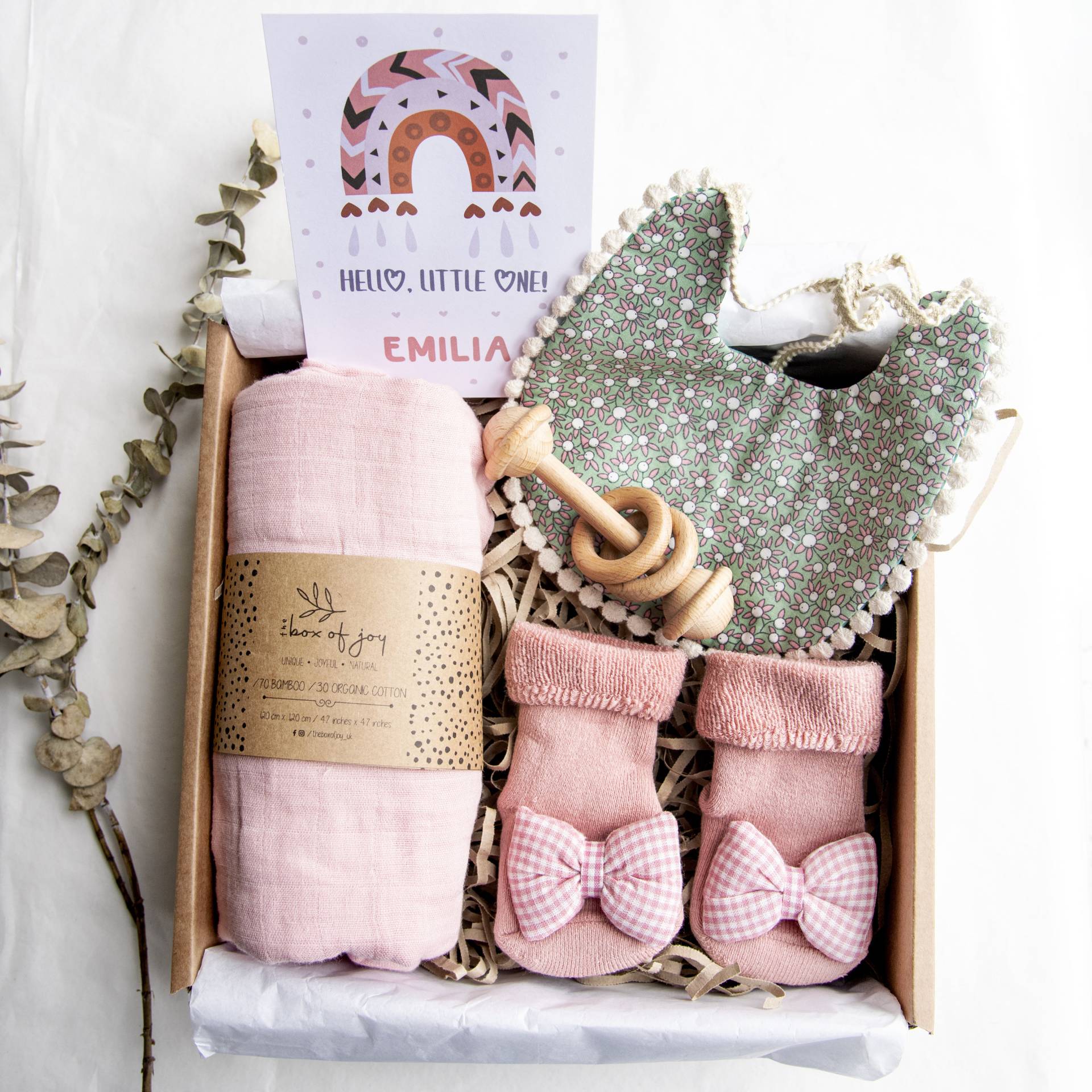 Rosa Baby-Geschenk-Box, Wendbare Lätzchen & Socken-Set, Holzrassel Und Personalisierte Karte, Bio-Baby-Geschenk, Baby-Dusche-Geschenk von TheBoxOfJoy