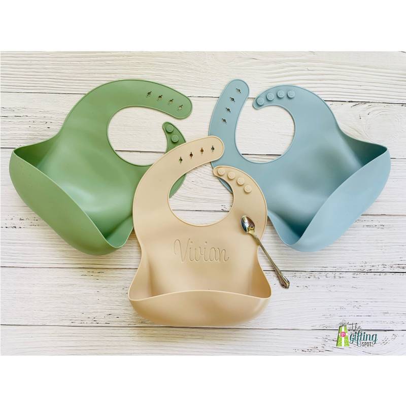 Monogramm Silikon-Baby-Lätzchen, Personalisiertes Graviertes Lätzchen, Lätzchen Mit Tasche, Kleinkind-Lätzchen, Baby-Dusche-Geschenk von TheGiftingSpot