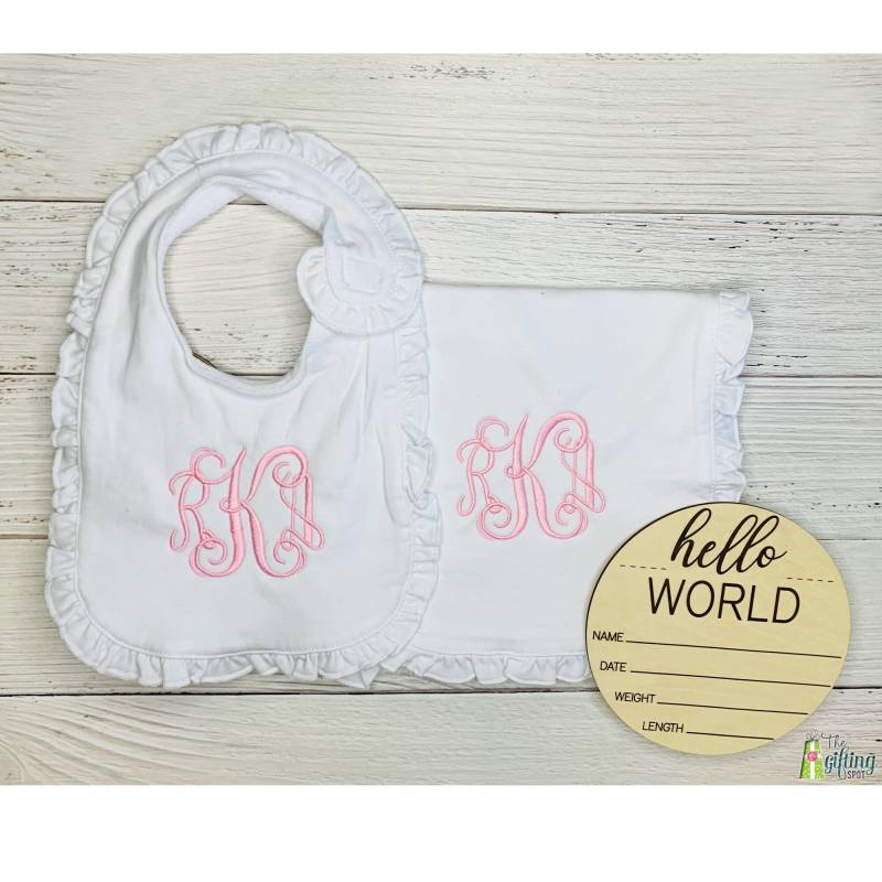 Monogrammiertes Weißes Rüschenlätzchen & Spucktuch, Neugeborenen-statistiken Aus Holz, Babypartygeschenk, Personalisiertes Mädchen-Baby-Set von TheGiftingSpot