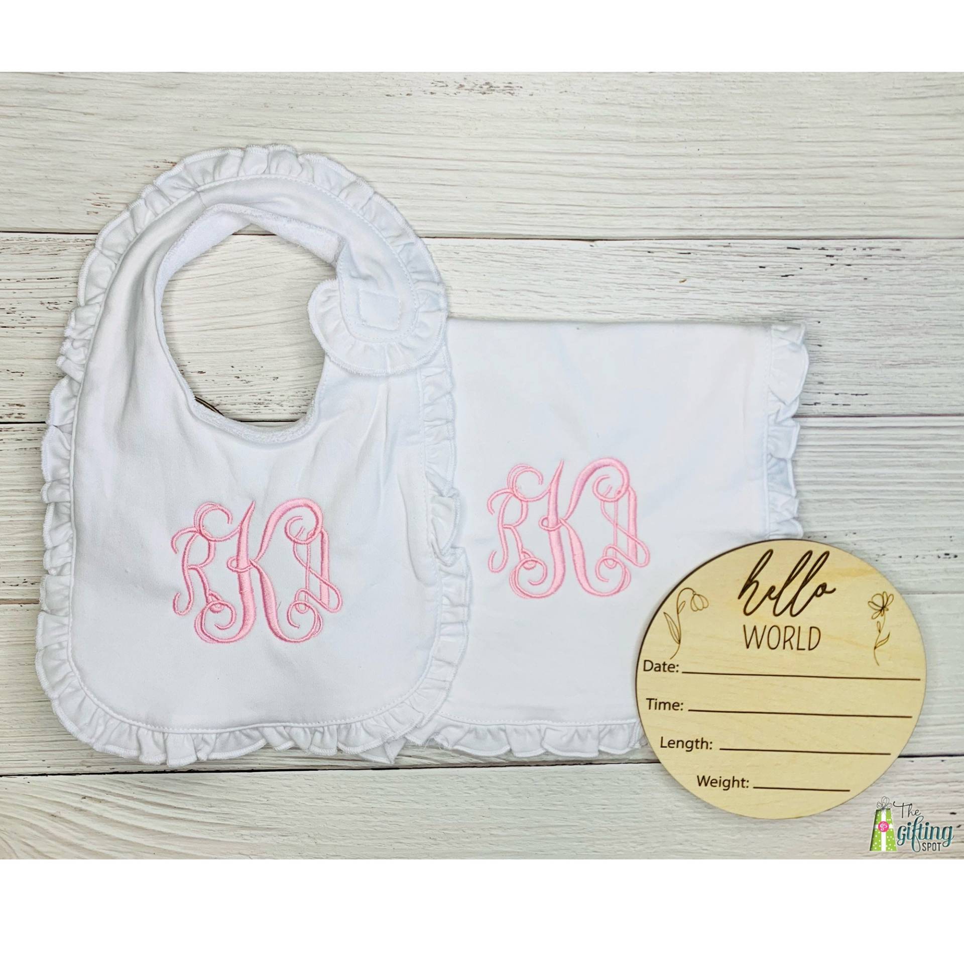 Monogrammiertes Weißes Rüschenlätzchen & Spucktuch, Neugeborenen-statistiken Aus Holz, Babypartygeschenk, Personalisiertes Mädchen-Baby-Set von TheGiftingSpot