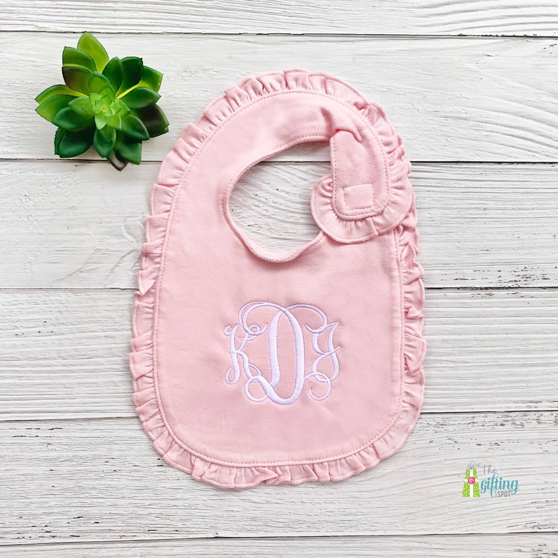 Monogrammiert Rosa Baby-Rüschen-Lätzchen, Personalisiertes Mädchen-Baby-Geschenk, Baby-Namen-Monogramm-Lätzchen, Baby-Dusche-Geschenk von TheGiftingSpot