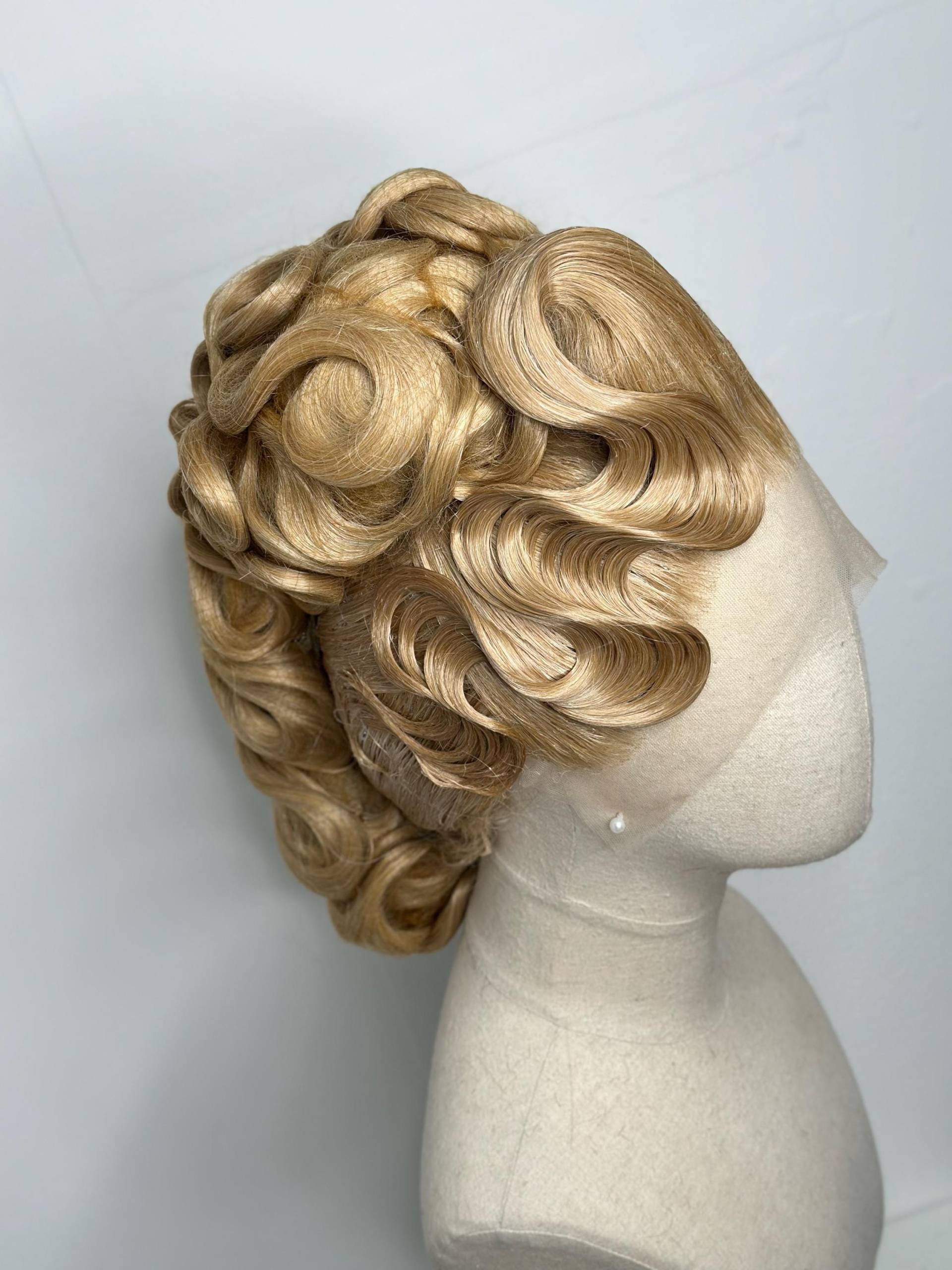 Classy Asymmetrical Updo Natural Blond von TheGingHair