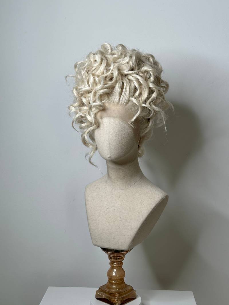 Classy Messy Updo Platin Blond von TheGingHair