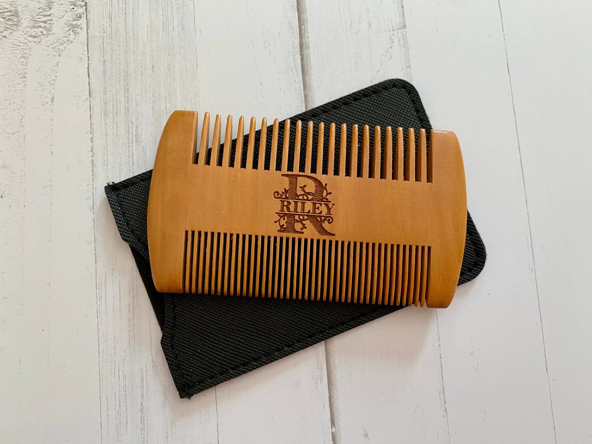 Personalisierter Holz Bartkamm Geschenk Für Ihn Vatertagsgeschenk Grooming Sandelholz Freund Papa Ehemann Barber Jahrestag von TheLighthouseGood