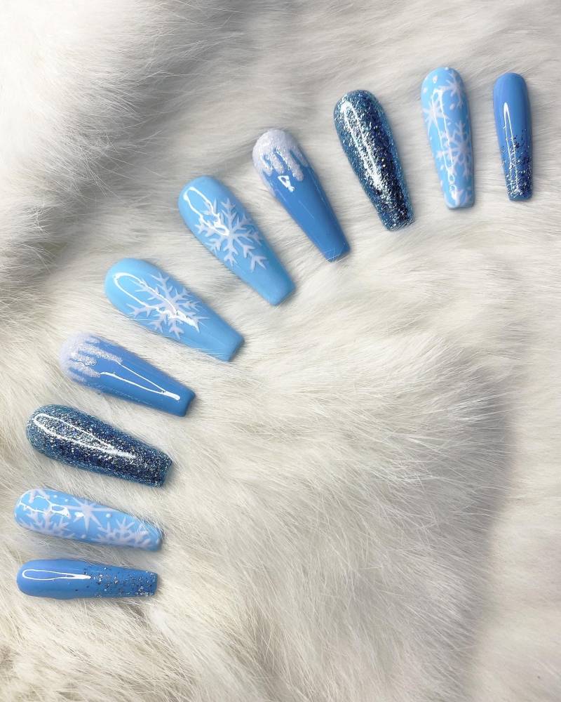 Nagel-Set, Gellack, Winter, Hellblaue Farbe, Glitzerakzente, Schneeflocke Detailierung, Glänzend von TheNailArtStudio