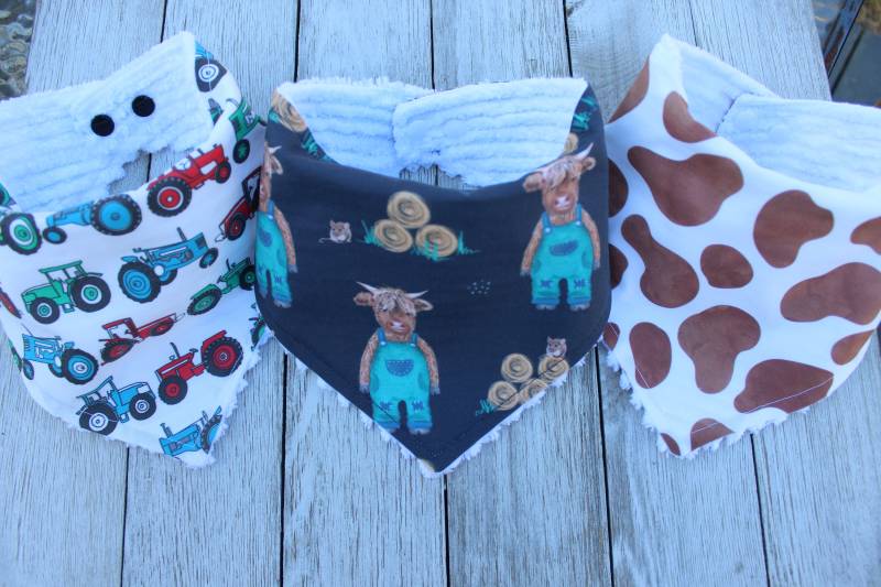 Highland Cattle Bandana Bib Set | Baby-| Baby Junge Geschenk Bauernhof Bibs Shower von TheRedFoxFinds