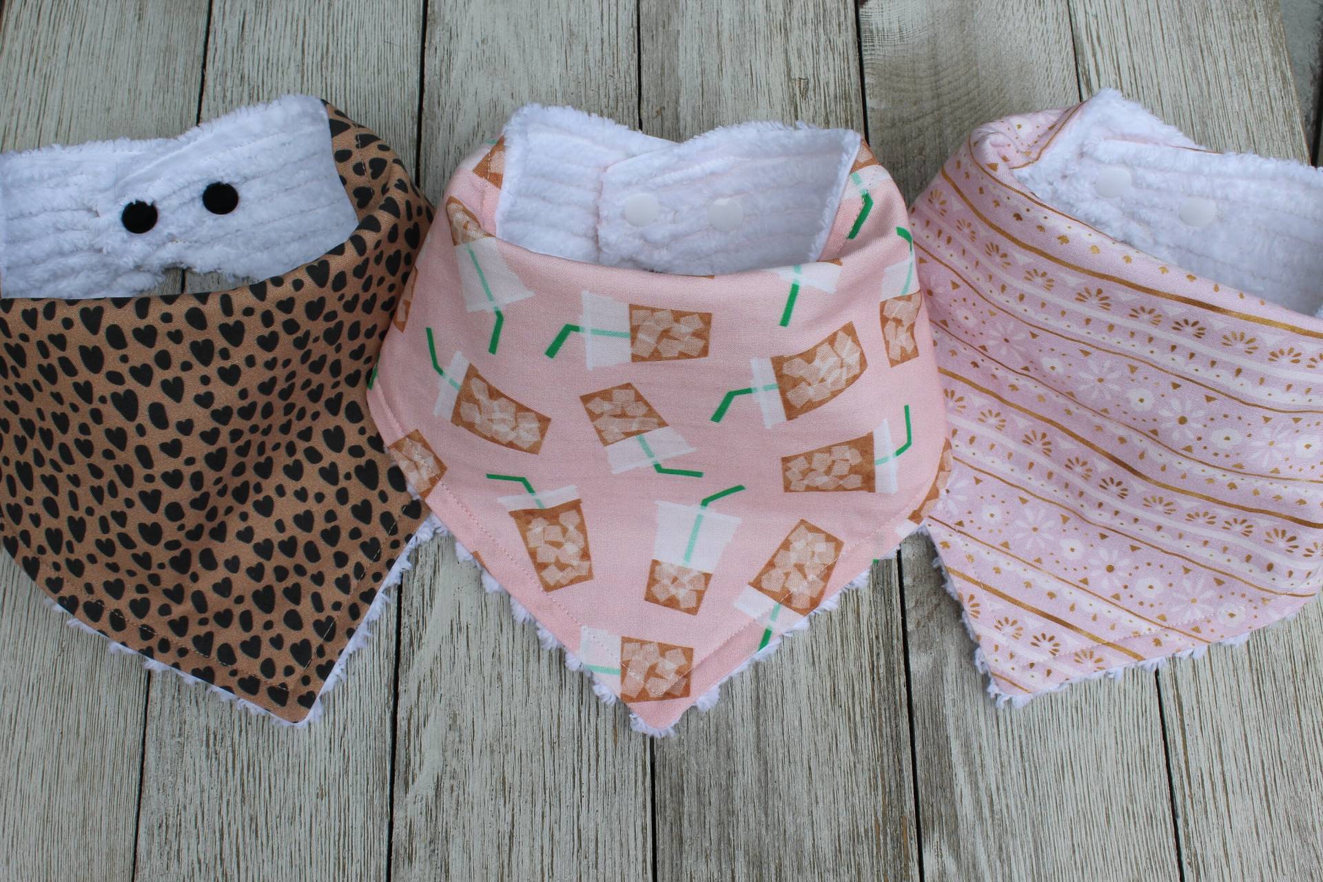 Kaffee Baby Lätzchen | Mädchen Bibs Shower Geschenk Neugeborenen Eiskaffee Mama Mamas Girl von TheRedFoxFinds