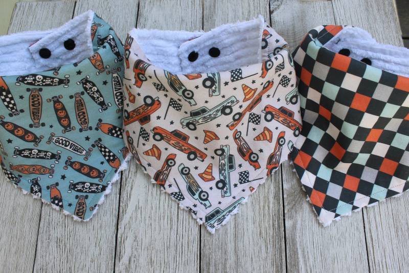 S8Kter Jungen Bandana Bib Set | Baby Junge Auto Babyib Skater Geschenkset Drool von TheRedFoxFinds