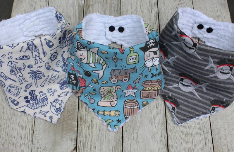 Sommer Baby Boy Lätzchen | Sommer-Baby-Dusche Dusche Geschenk Neue Mama Drool Bib Shark von TheRedFoxFinds