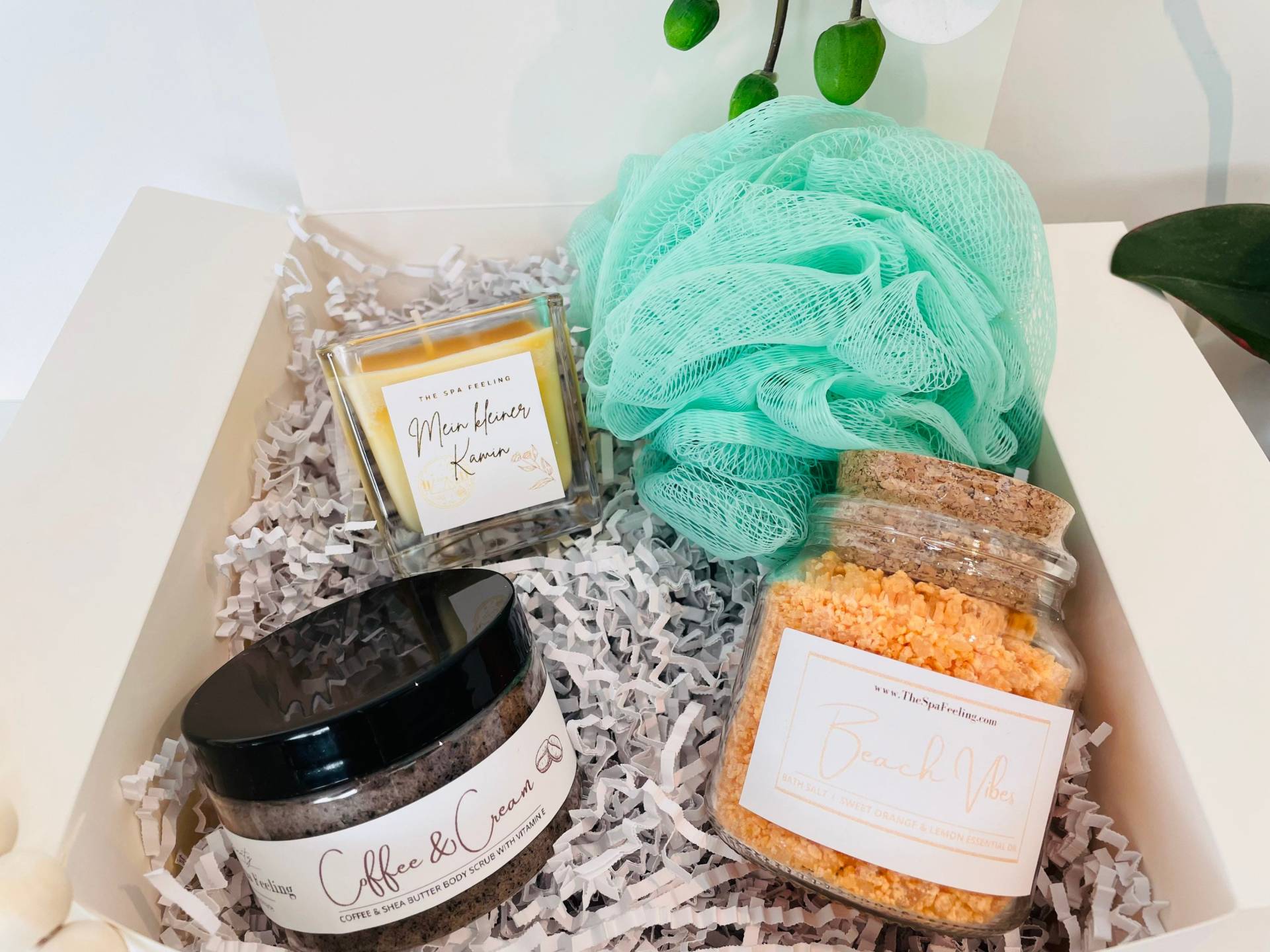 Wellness Geschenk Mit Badesalz, Kerze, Schwamm Und Peeling, Wellnessbox, Freundin, Frau, Set von TheSpaFeeling