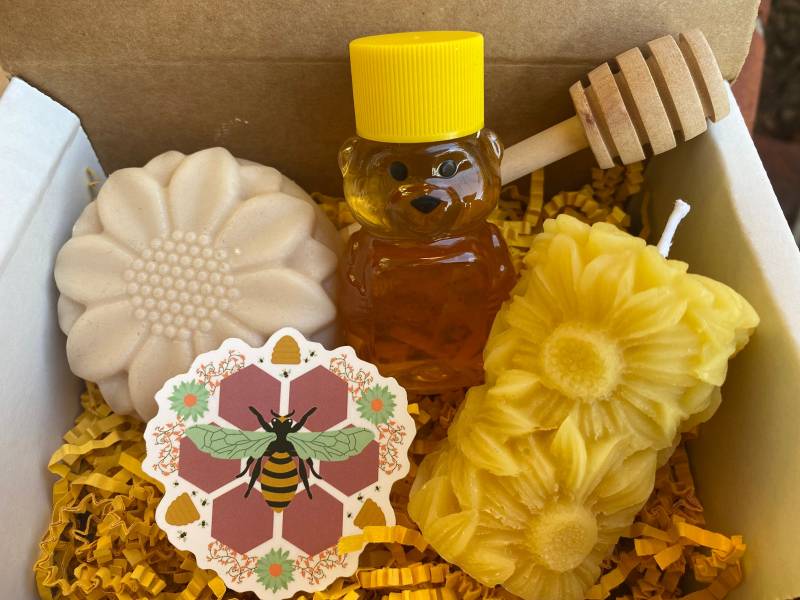 Freundschaft Geschenkbox, Sonnenblumen Geschenk, Thinking Of You Sonnenblume Bienenwachskerze Und Sonnenblumenseife von ThyWillBeeDone