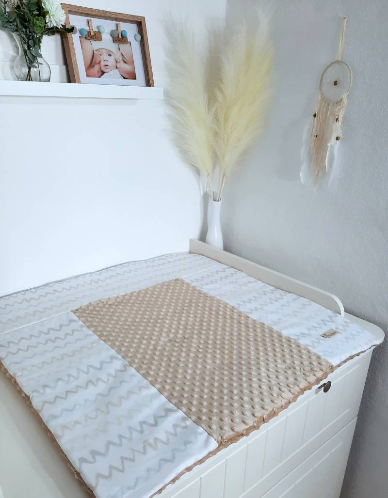 Wickelunterlage/Wickelauflage Babyausstattung Minky Beige Boho Chevron von TinasCharmelli