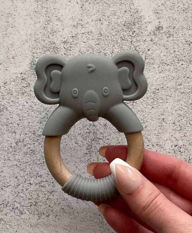 Personalisierte Baby Beißring, Gravierte Lebensmittelqualität Silikon Elefant Holztier Spielzeug von ToughTurtle