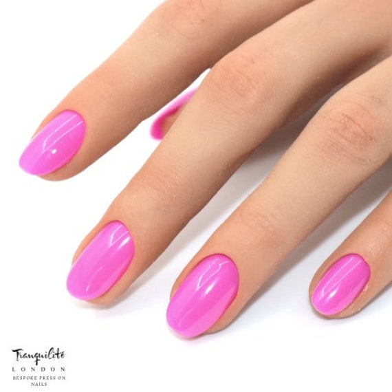 Fuchsia Pink Block Color Press On Nails | Nägel Falsche Fake Aufkleben Kurze Ovale von TranquiliteLondon