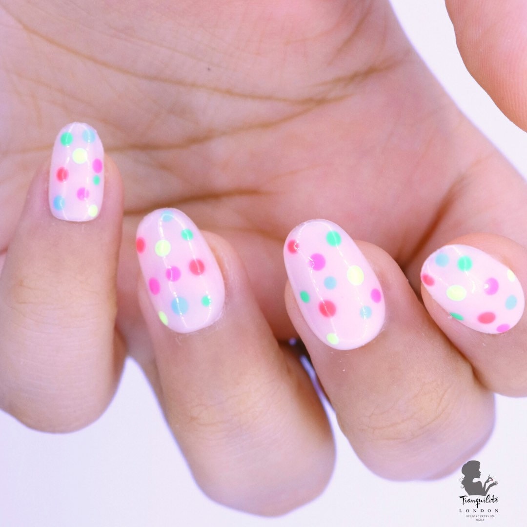 Party Popper Multi Color Dots Press On Nails | Nägel Falsche Fake Stick Kurz Oval von TranquiliteLondon