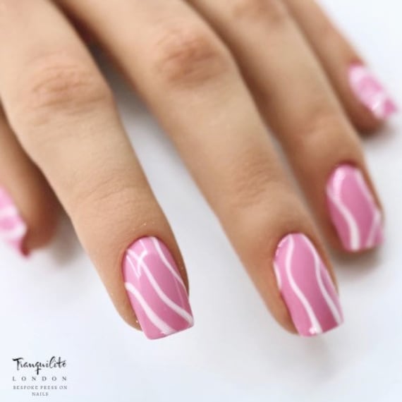 Pinker Strudel Aufnägel | Nägel Falsche Fake Nails Aufkleben Kurzes Quadrat von TranquiliteLondon