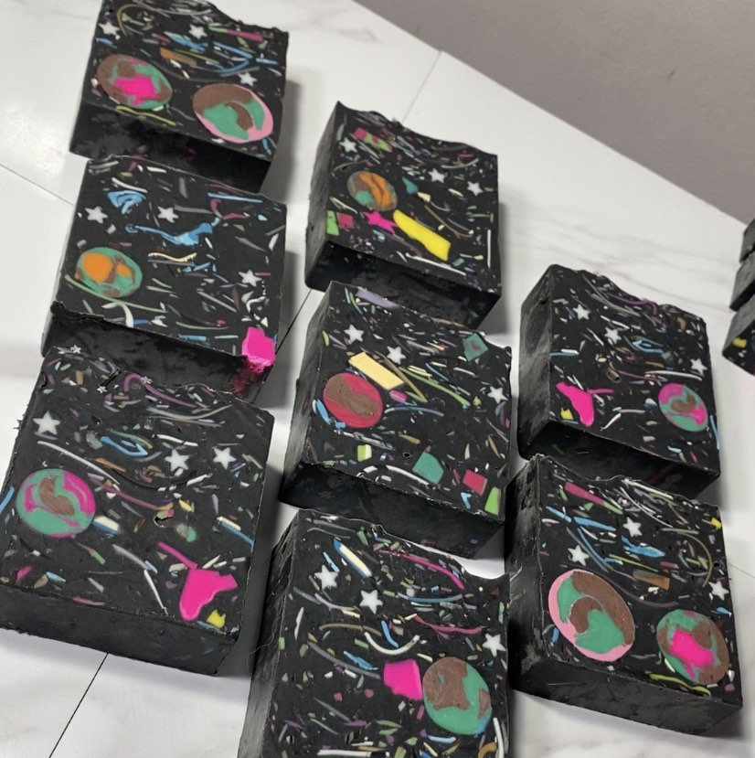 Space Junk Kaltprozess-Seife Schokoladenstückchen Galaxie Sterne Vegan Palmölfrei Geringe Verschwendung Wiederverwendet von TwinkieSamuraiShop