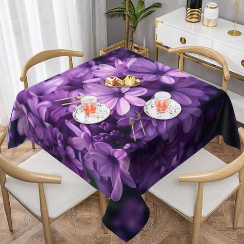 ULKMFFCF Quadratische Tischdecke, Motiv: Blühende lila Blumen, 137 x 137 cm, waschbare Stoff-Tischdecke, dekorativ für Küche, Esszimmer, Partys, Hochzeiten, Festivals von ULKMFFCF