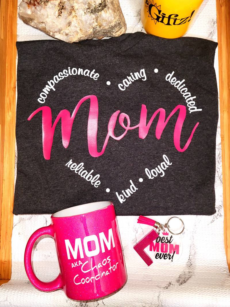 Geschenkset Mama - Tshirt Trinkgeschirr Schlüsselanhänger von UpGiftz