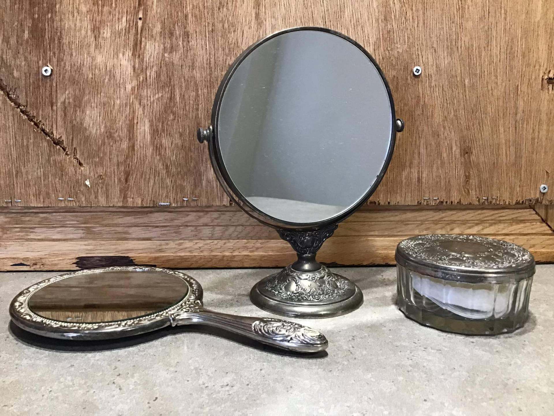 3 Vintage Versilbertes Floral Vanity Set - Spiegel Und Puderdose Mit Deckel, Schminktischzubehör von VTGItemsAddedDaily