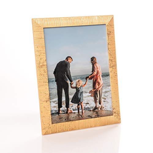 Klassischer Holz Bilderrahmen für DIN A4 / 21x30 cm Fotos - Geriffelter Fotorahmen in Gold mit Echtem Glas für Schöne Momente | Freistehender Holzrahmen geeignet für Tisch & Wand, Hoch- & Querformat von Victoria Collection