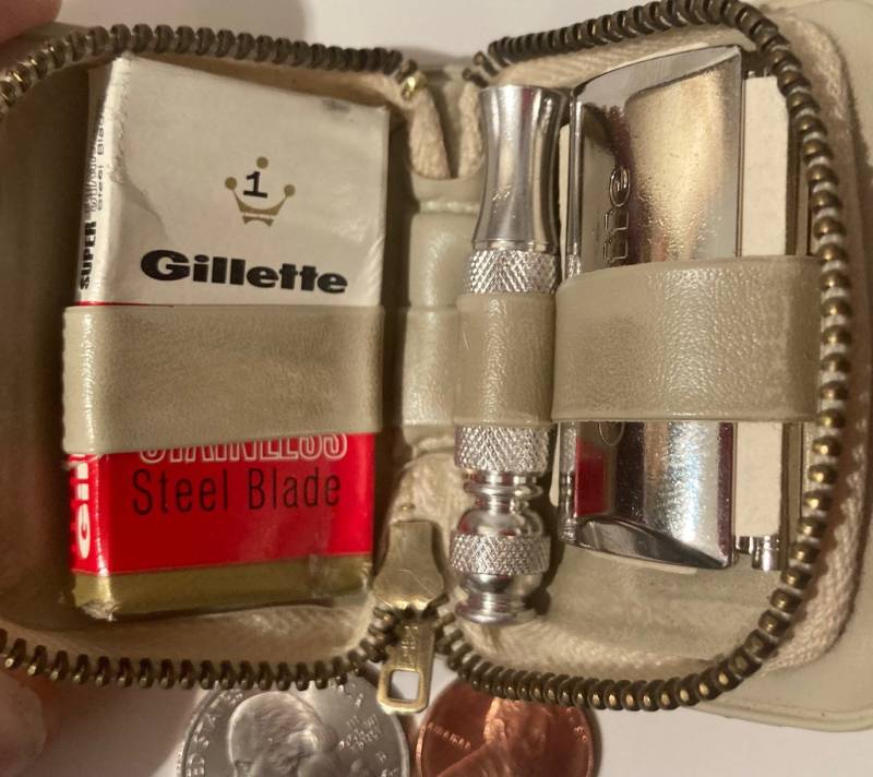 Vintage Gold Tasche Mit Gillette Reise Rasiermesser Und Edelstahl Rasierklingen in Glänzendem Goldetäschchen, Schön von VintageCopperAndMore