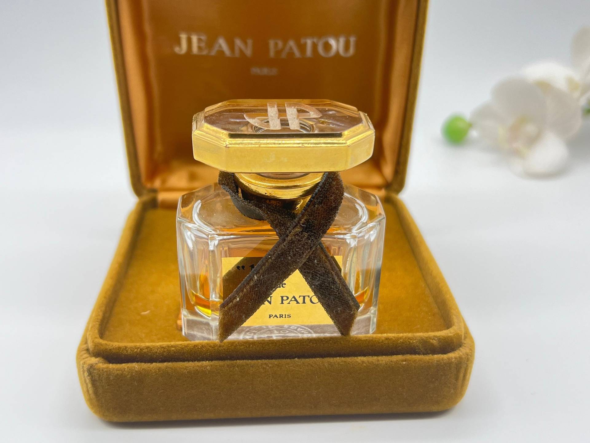 Jean Patou 1000 Vintage 70Er Jahre Baccart Kristall Flasche Eine Limitierte Edition in Seide Und Samt Hülle von VintageItalienstyle