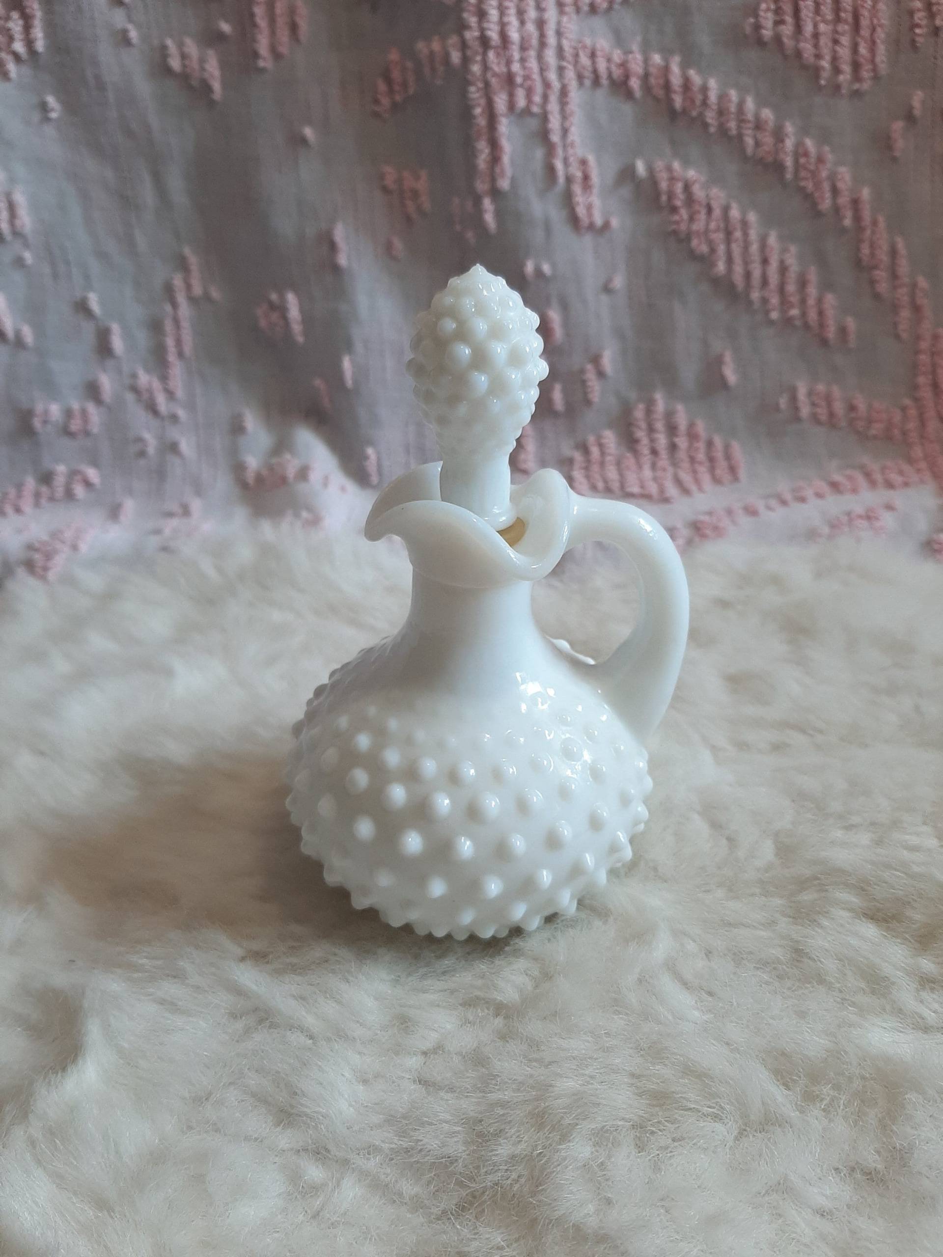 Vintage Avon Milk Glass Hobnail Parfümflasche Mit 5, 5 " Tall" von VintageRomanticCo