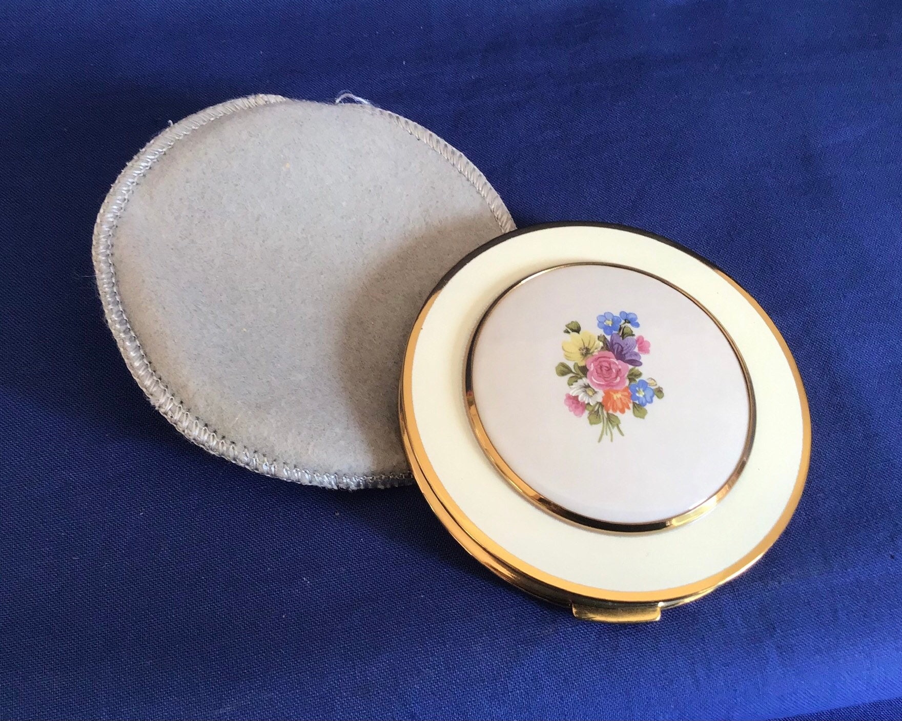 stiefel Powder Compact.speziell Für Die Verwendung Von Cream Entworfen. Datiert Aus Den 1970Er Jahren. Sehr Guter Vintage Zustand von VintageUKSouth