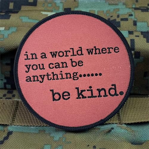 "in a world where you can be anything be kind" Patches Klett, Gewebte Tactical Moral Aufnäher Patches für Rucksäcke Taktische Kleidung Aufkleber Abzeichen Klettbänder von Viusneun