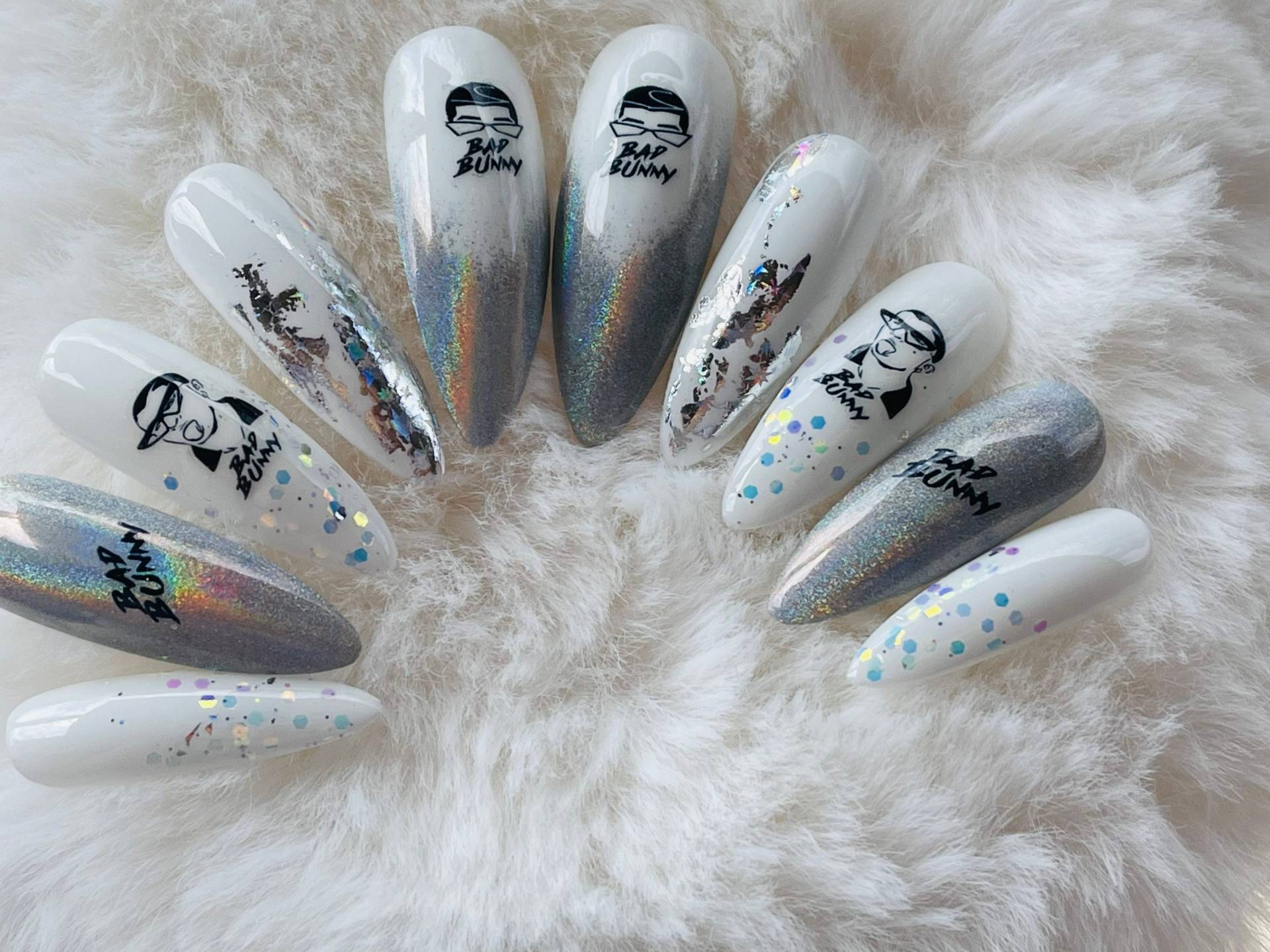 Bad Bunny Holographic/Weiße Nägel von VivsnailsByVivian