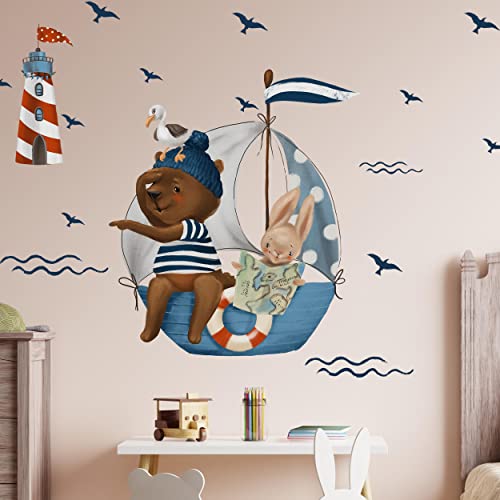 WANDKIND Bär und Hase segeln V344 Wandtattoo Kinderzimmer | handgezeichnet | AUFKLEBER Kindergarten | Wandsticker Babyzimmer, Kinderzimmer Bär, Boot, Vogel, Leuchtturm (100 x 100 cm) von WANDKIND