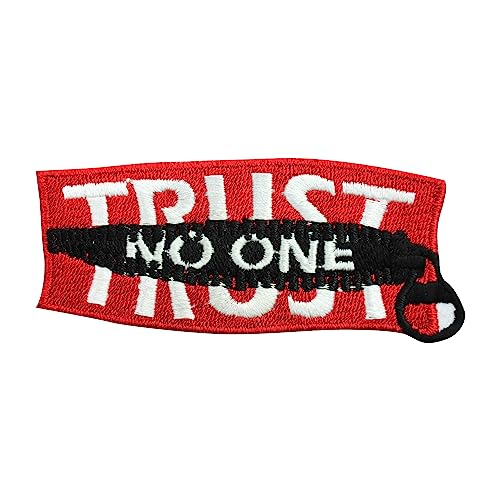 Aufnäher "Trust no one", humorvoll, flippig, bestickt, zum Aufbügeln oder Aufnähen, Abzeichen für Kleidung usw. 8,5 x 3,5 cm von WASPRO