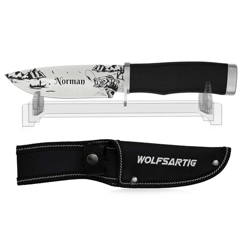 WOLFSARTIG Angelmesser mit Namen – Geschenk für Angler – Geburtstag, Vatertag, Weihnachten – personalisierbares Messer für Männer (mit Ständer) von WOLFSARTIG