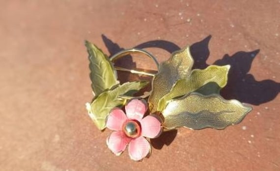 Vintage Blumen Emaille, Signiert Von Designer Brosche, Sammlerstück von WPBAntiquesRescue